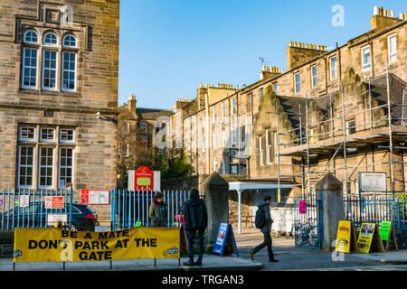 Lorne l'école primaire, Quartier Européen à l'élection partielle du Conseil de scrutin ; les militants verts écossais SNP et attendre pour accueillir les électeurs, Leith, Édimbourg, Écosse Banque D'Images