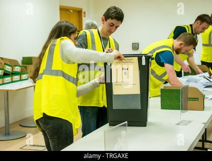 Leith Walk élection partielle à compter du conseil d'Édimbourg, siège de l'Edimbourg, Ecosse, Royaume Uni avec le personnel du scrutin Vider boîte de scrutin Banque D'Images