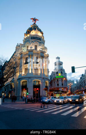 Bâtiment de Metropolis et de la rue Gran Vía, vision de nuit. Madrid, Espagne. Banque D'Images