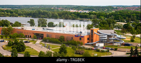 Wolfsburg, Allemagne, le 26 mai., 2019 : Vue aérienne de l'Allersee et l'Badeland, une grande piscine intérieure avec de nombreuses piscines, toboggans un Banque D'Images