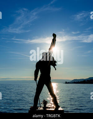 Montreux, VD / Suisse - 31 mai 2019 : le Freddie Mercury Memorial statue sur les rives du lac Léman à Montreux au coucher du soleil Banque D'Images