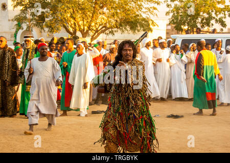 Avec soufi dreadlocked cheveux en costume de perles lourdes avec carabine à imitation de Cérémonie des derviches tourneurs avant le coucher du soleil à Omdurman, au Soudan Banque D'Images