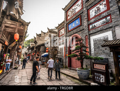 2 juin 2019, la Chine Fenghuang : old Street view à Phoenix, ville ancienne avec entrée de Tianhou palace à Fenghuang Chine Hunan Banque D'Images