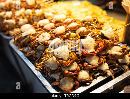 L'alimentation de rue brochettes de crabe à Fenghuang Chine Hunan Banque D'Images
