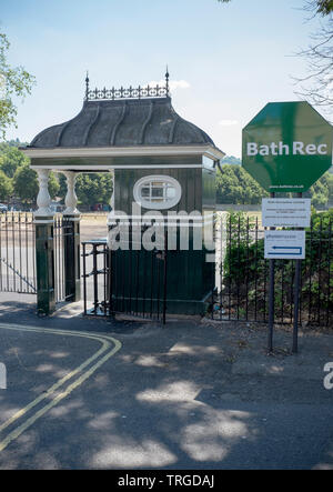 Tourniquet victorien à l'entrée du terrain de jeux dans la baignoire Ville de Bath Banque D'Images