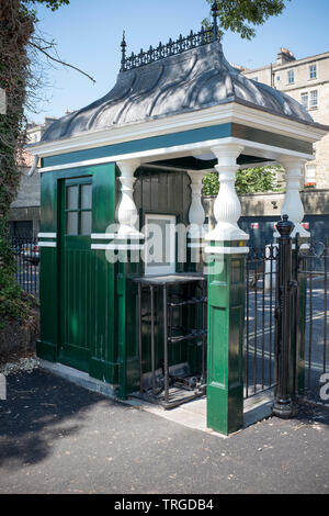 Tourniquet victorien à l'entrée du terrain de jeux dans la baignoire Ville de Bath Banque D'Images