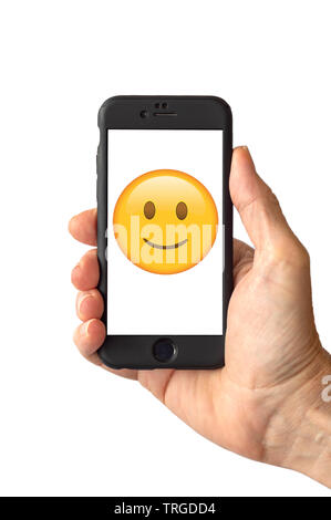 Emoji sourire visage sur un écran de smartphone Banque D'Images