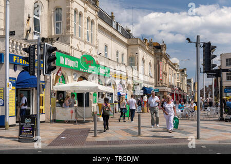 Touristes profitant du temps à Weston Super Mare, Somerset Nord, Angleterre, Royaume-Uni Banque D'Images