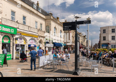Touristes profitant du temps à Weston Super Mare, Somerset Nord, Angleterre, Royaume-Uni Banque D'Images