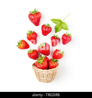 Fraises fraîches dans panier isolé sur fond blanc. La saine alimentation et les régimes amaigrissants concept. Arrangement de fruits de printemps. Groupe d'objets avec clipping p Banque D'Images