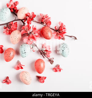 Fond de carte de vœux de pâques avec coing japonais fleurs et oeufs. Maison de vacances composition sur fond blanc. Arrangement de printemps et d'élément de conception, Banque D'Images