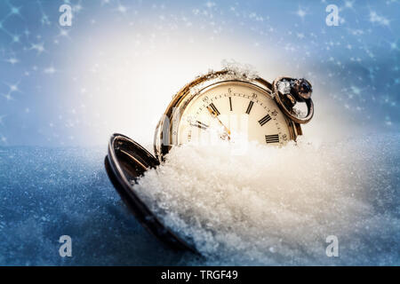 Nouvelle année réveil avant minuit. Montre de poche antique dans la neige. Concept de vacances Banque D'Images