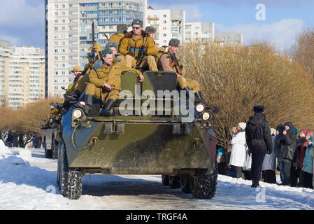SAINT-PÉTERSBOURG, RUSSIE - 17 février 2019 : soldats soviétiques sur un véhicule de transport de troupes BTR-80. Fragment de l'histoire militaire festival 'Af Banque D'Images