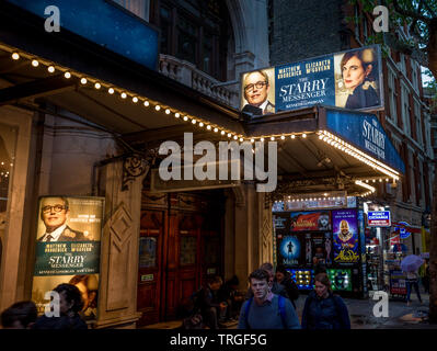 Publicité pour le Kenneth Lonergan Le Messager des étoiles, avec Matthew Broderick et Elizabeth McGovern en dehors de Wyndham's Theatre, Londres. Banque D'Images