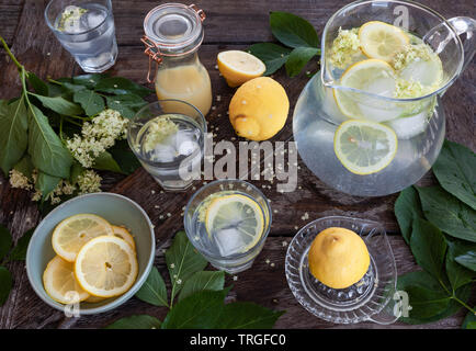 Limonade de sureau fait maison à base de sirop et de tranches de citron Banque D'Images