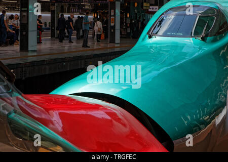 TOKYO, JAPON, 16 mai 2019 : Green train aérodynamique. Shinkansen est un réseau de lignes ferroviaires à grande vitesse au Japon, également connu sous le nom de la bulle Banque D'Images