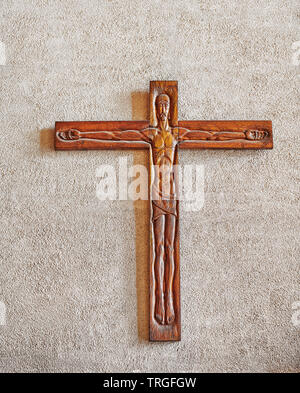 Crucifix en bois sculpté sur le mur est de la cathédrale de Coventry, en Angleterre. Banque D'Images