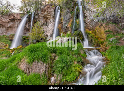 Une longue exposition de la triple chute à la carabine tombe dans la luxuriante printemps, dans Rifle Falls State Park, Colorado. Banque D'Images