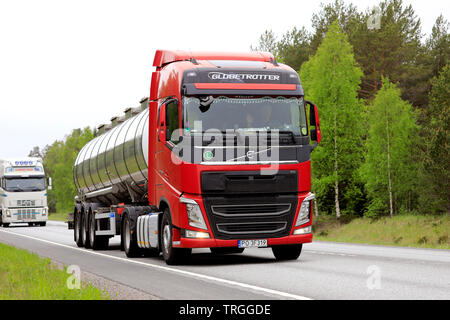 Raasepori, Finlande. Le 24 mai 2019. Volvo FH 500 rouge citerne semi sur l'autoroute sur un jour nuageux de l'été dans le sud de la Finlande. Banque D'Images