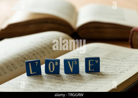 Vieux jeu français Diamino Scrabble comme à partir de la première guerre mondiale 2 messages nostalgique donnant de l'amour et la paix avec carré bleu et lettrage blanc Banque D'Images