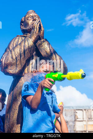 Un enfant joue avec l'eau pendant le festival de Higantes à Angono Philippines Banque D'Images