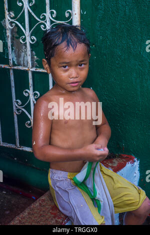 Un enfant joue avec l'eau pendant le festival de Higantes à Angono Philippines Banque D'Images