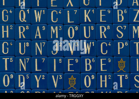 Vieux jeu français Diamino Scrabble comme à partir de la première guerre mondiale 2 messages nostalgique donnant de l'amour et la paix avec carré bleu et lettrage blanc Banque D'Images