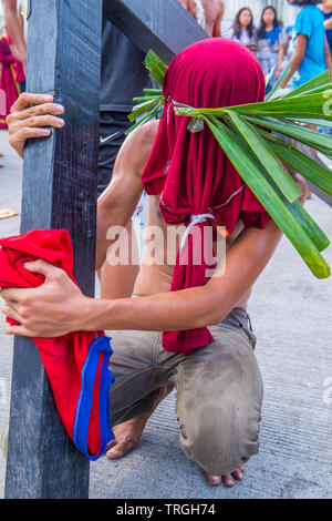 Filippino participant à une reconstitution de crucifixion du vendredi Saint à Pampanga aux Philippines Banque D'Images