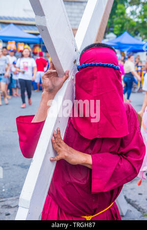 Filippino participant à une reconstitution de crucifixion du vendredi Saint à Pampanga aux Philippines Banque D'Images