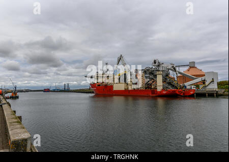 Pose de canalisations, APACHE II navire amarré sur la rivière blyth, Northumberland, Angleterre Banque D'Images