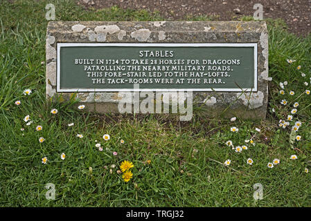 Plaque signalétique à Caserne Ruthven, maintenant en ruine, administré par Historic Scotland, près de Kingussie dans le Parc National de Cairngorms, en Écosse, Royaume-Uni Banque D'Images