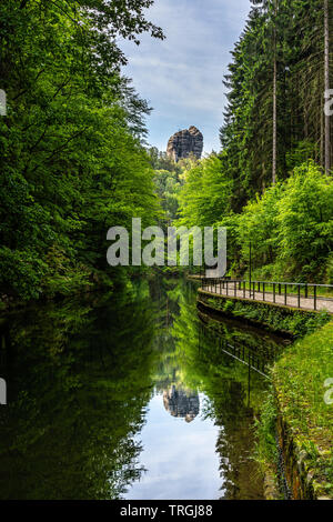 Vue sur le rocher de grès schwedenloecher trail dans la Suisse saxonne, Allemagne Banque D'Images