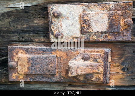 Clous rouillés sur les planches de bois patiné Banque D'Images