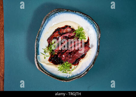 Tranches de steak de boeuf avec sauce rouge Banque D'Images