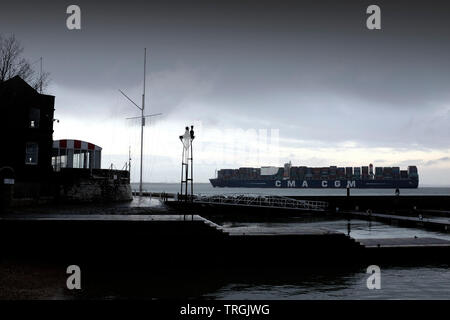 CMA CGM Marco Polo, grand,IMPORT,services,voyage,agent,port,port,master,lancer,escort,pilot,Container,,Bateau,Southampton Solent Terminal,la,la Chine, Banque D'Images