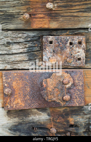 Clous rouillés sur les planches de bois patiné Banque D'Images