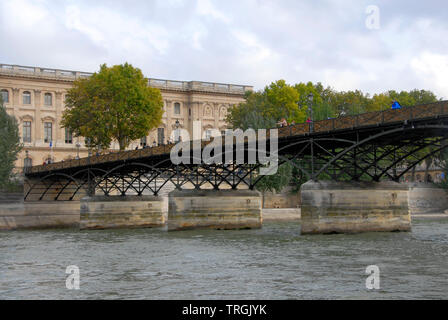 Le Pont des Arts, Paris, France, une passerelle au-dessus de la Seine Banque D'Images