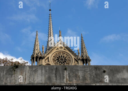 La spire et est de Notre Dame, Paris, France, à partir de la rivière Banque D'Images