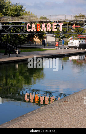 Passerelle sur canal, Paris, France, avec de la publicité locale pour cabaret sur le bridge Banque D'Images