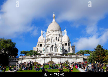 Cathédrale du Sacré Coeur, Montmartre, Paris, France, avec la foule assis sur le gazon Banque D'Images