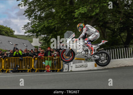 Peter Hickman (10) - Norton Motorcycles en action dans la catégorie léger Bennetts séance de qualification à l'île de Man 2019 TT (Tourist Trophy) Rac Banque D'Images