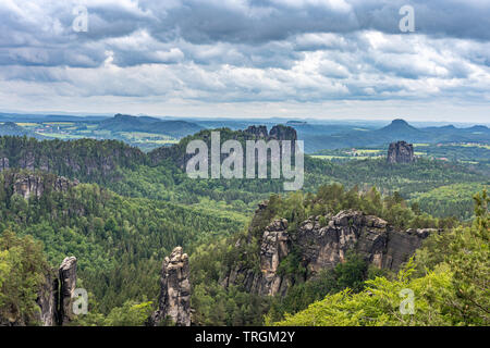 Vue panoramique sur schrammsteine et paysage en Suisse saxonne sur sentier de grande randonnée en Allemagne Banque D'Images