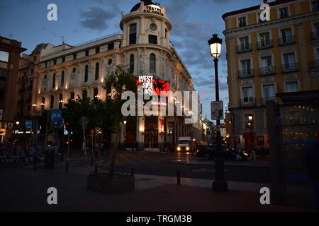 Photo prise en face de l'entrée du théâtre Calderon de Madrid au crépuscule Banque D'Images