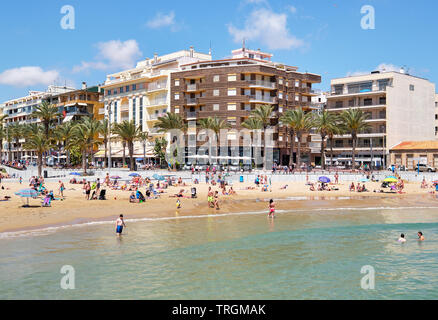 Torrevieja, Espagne - 16 mai 2019 : Beaucoup de gens touristes profiter de beau temps, le soleil sur front de mer Playa Del Cura beach nager en mer, Torrevieja Espagne Banque D'Images