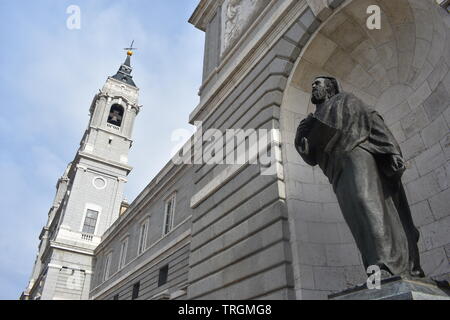 Photo en perspective de la cathédrale de l'Almudena se concentrant sur le droit statue de la façade d'entrée Banque D'Images