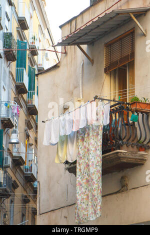 Vêtements blanchis multicolores sont séchées sur le balcon dans l'allée de Naples, et le respect de l'environnement, copyspace Banque D'Images