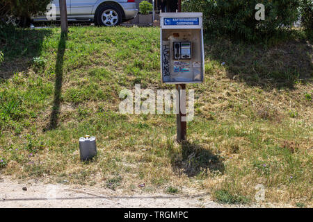 Une carte de téléphone public activé près du port à Nea Potidea Halkidiki, Grèce ,. Banque D'Images