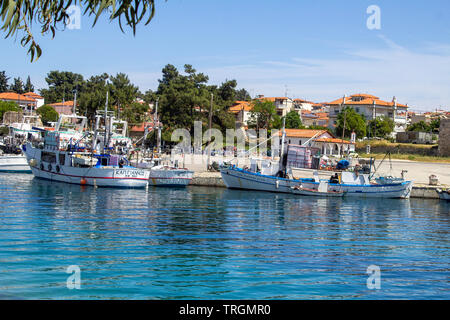 Les bateaux de pêche amarrés près du petit port sur le Canal, Nea Potidea Halkidiki,Grèce. Banque D'Images