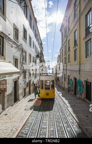 Lisbonne/Portugal - 8 Février 2018 : le funiculaire de Gloria dans le centre-ville de Lisbonne. Banque D'Images