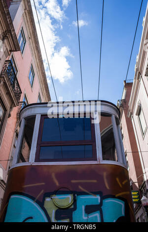 Lisbonne/Portugal - Février 10, 2018 : le funiculaire de Gloria dans le centre-ville de Lisbonne. Banque D'Images